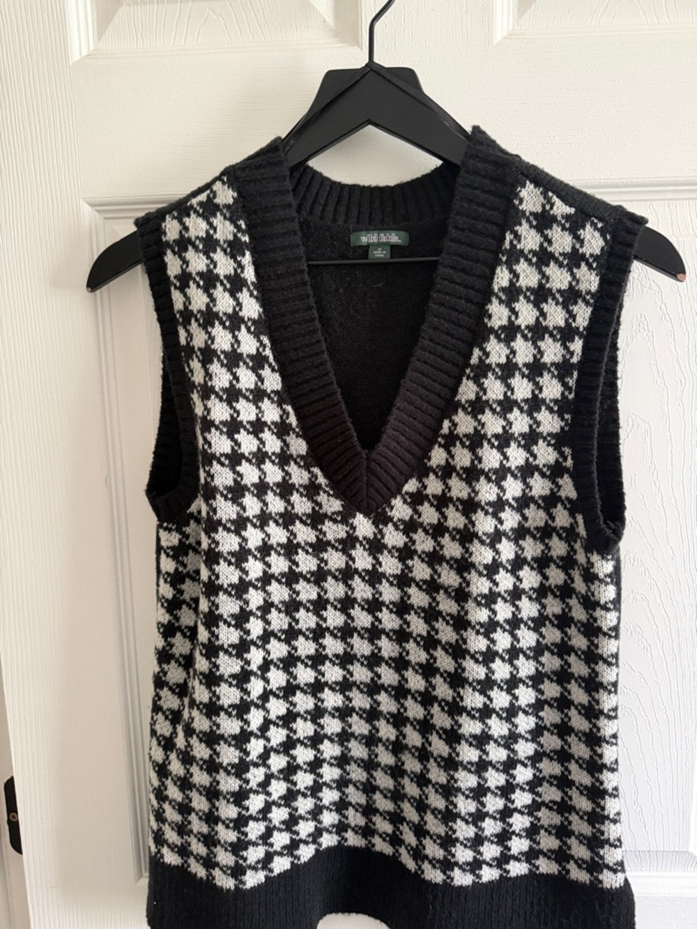 wild fable Black & White Houndstooth V-Neck Sweater Vest - Picture 5 of 10